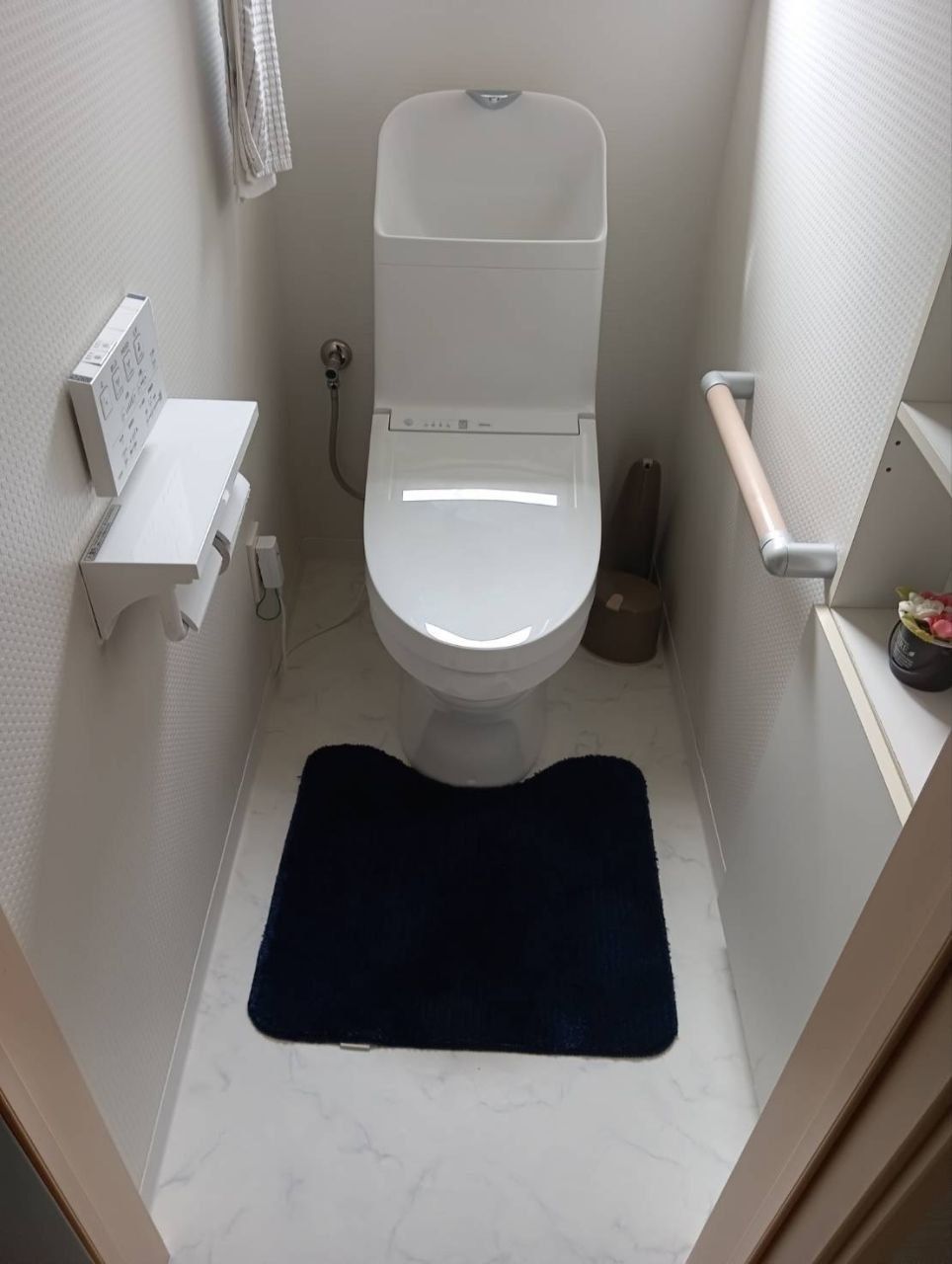 手すり付きの快適なトイレへ交換 施工後