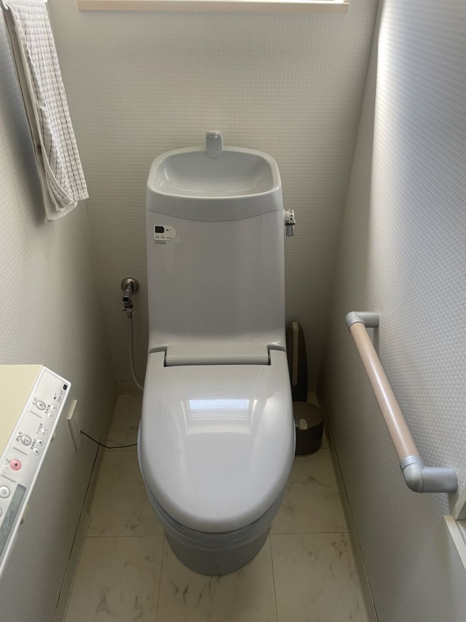 手すり付きの快適なトイレへ交換 施工前