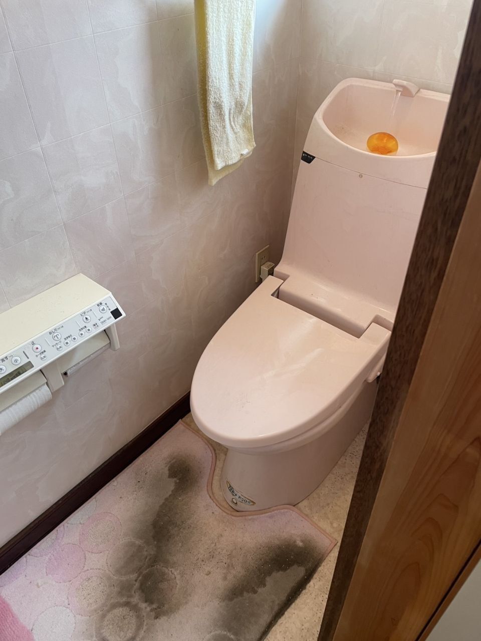 ピンクの古いトイレを白い新品へ交換 施工前