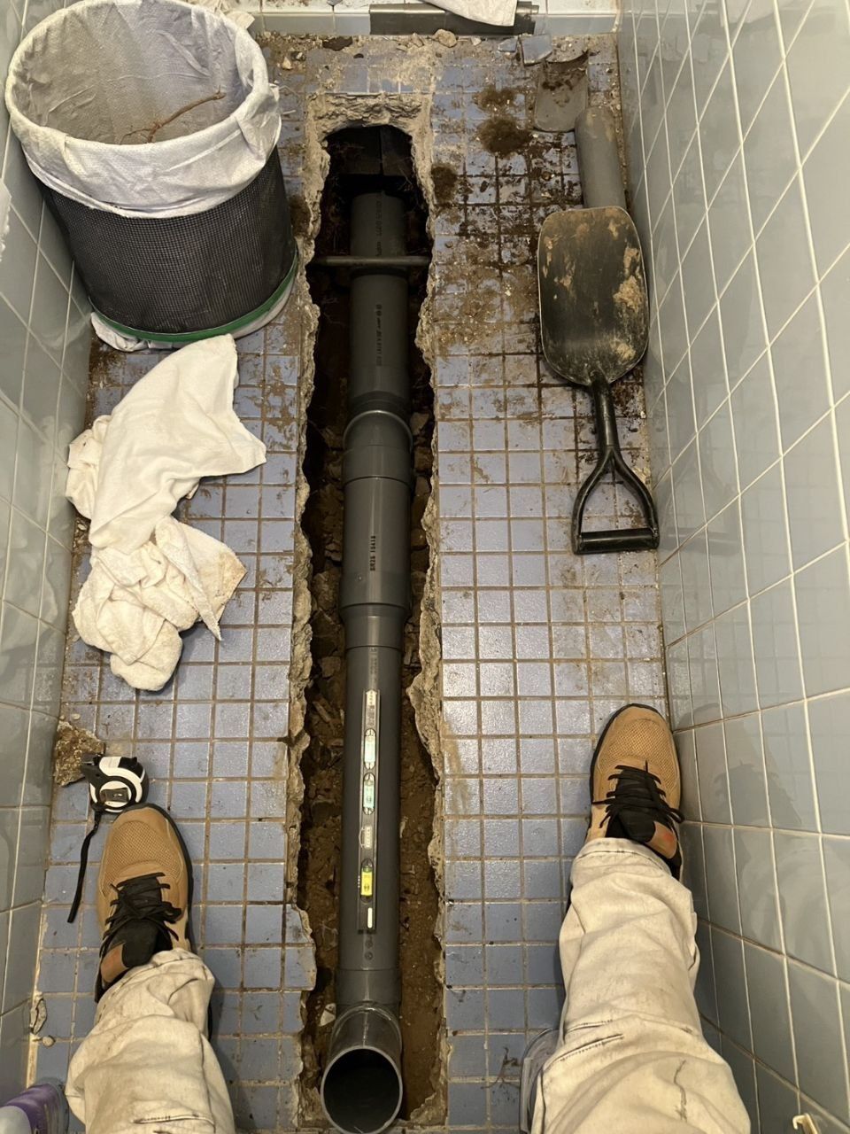 トイレの配管つまりを解消し、トイレ・床まで一新 施工中(配管処置)