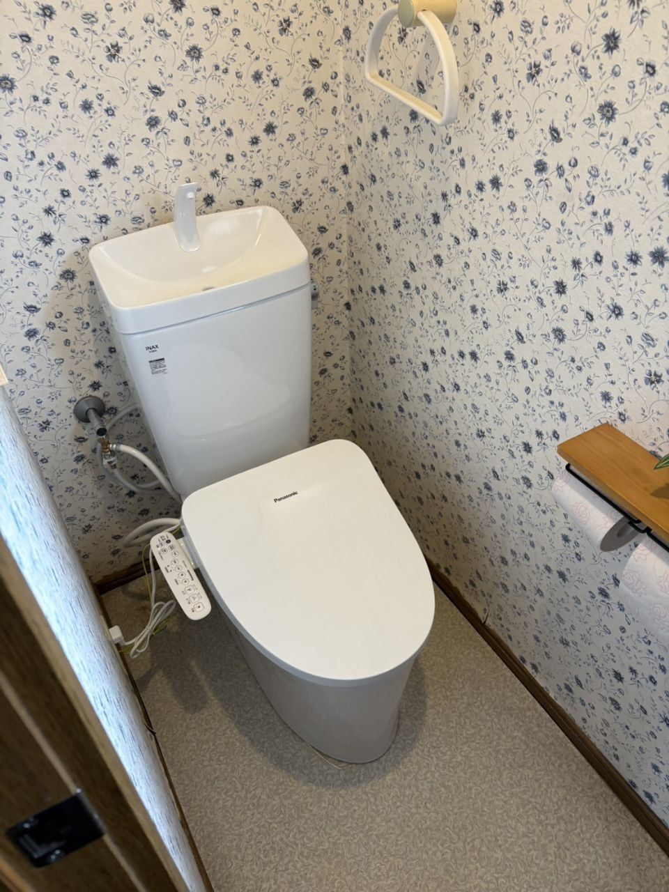 花柄壁紙のトイレをウォシュレット付きに交換 施工後