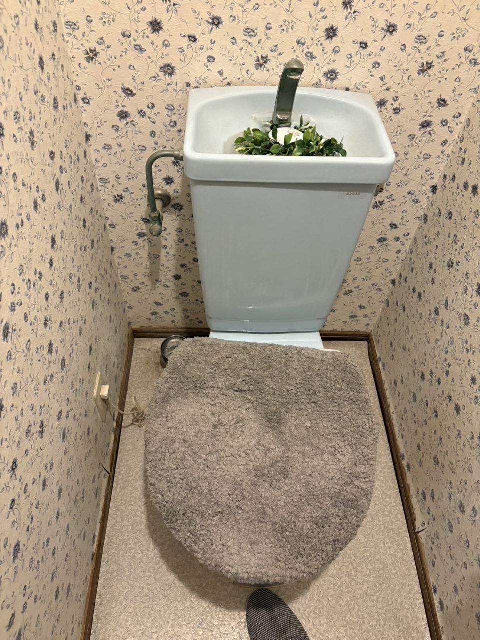 花柄壁紙のトイレをウォシュレット付きに交換 施工前