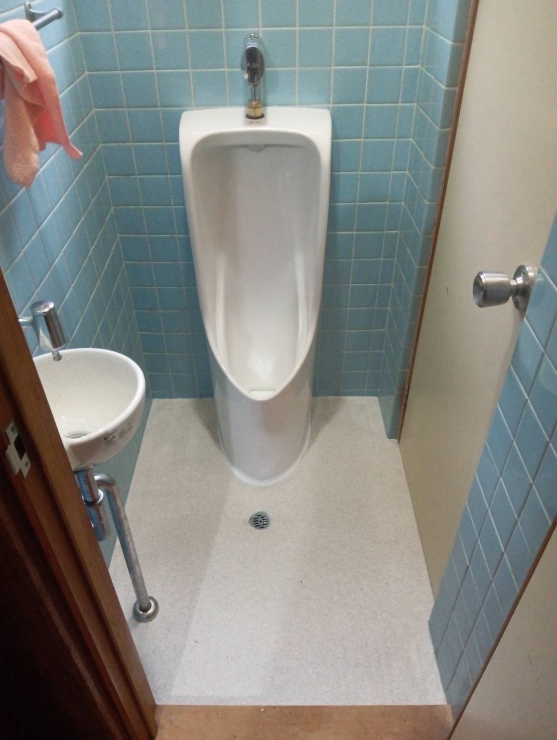 古い小便器と床を新しく交換 施工後