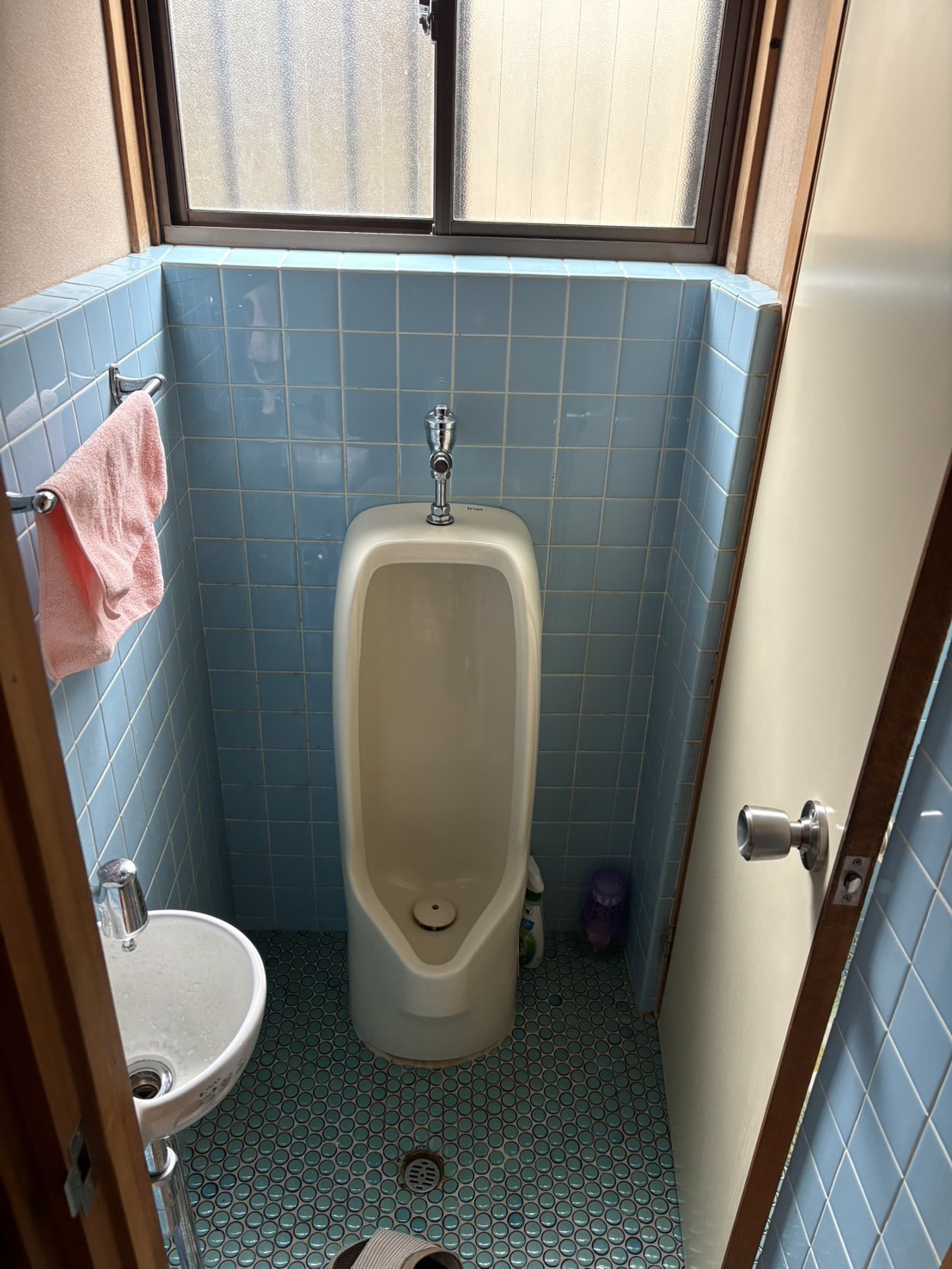 古い小便器と床を新しく交換 施工前