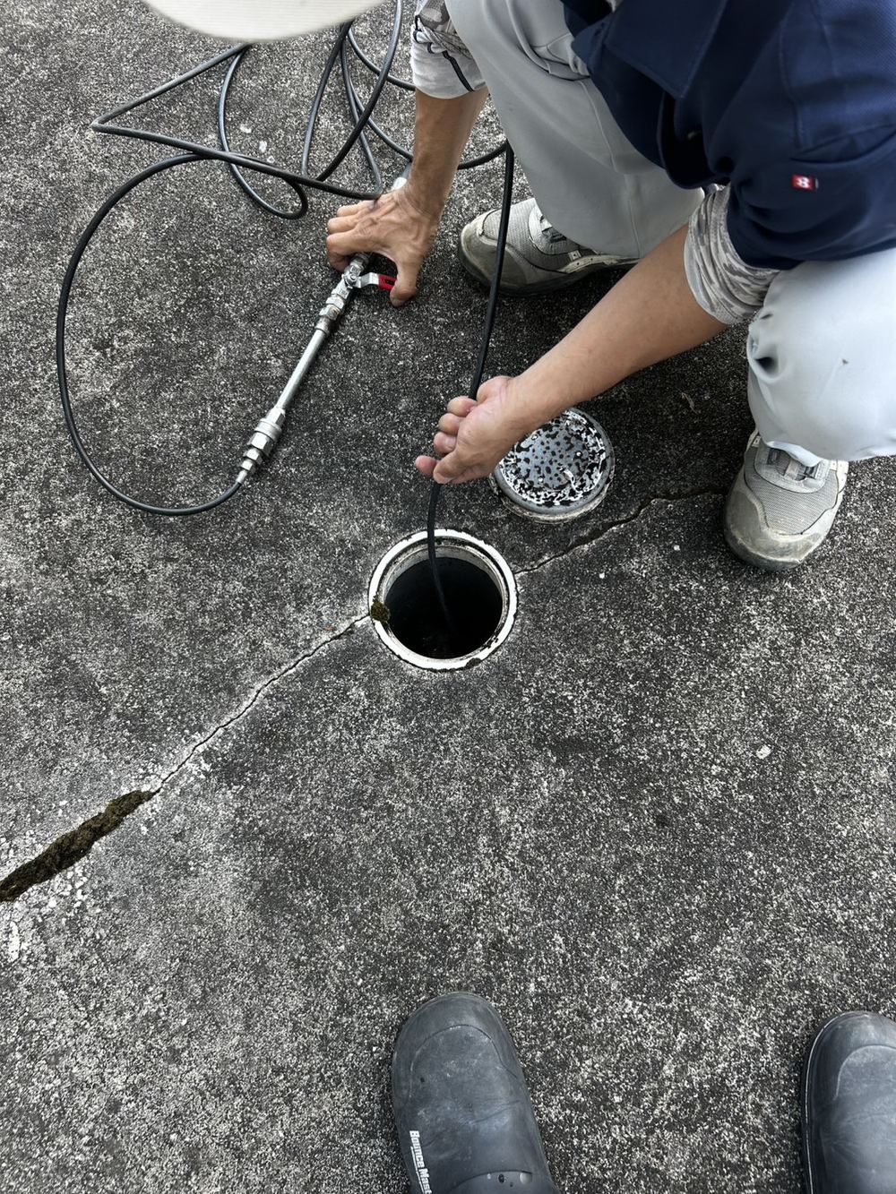 排水管の高圧洗浄|配管内をカメラで確認し、詰まりを根本から洗い流す 施工前